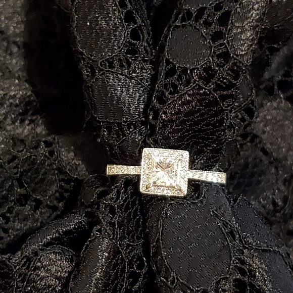 New & unworn 18K White Gold - Diamond Engagement Ring - Picture 3 of 16